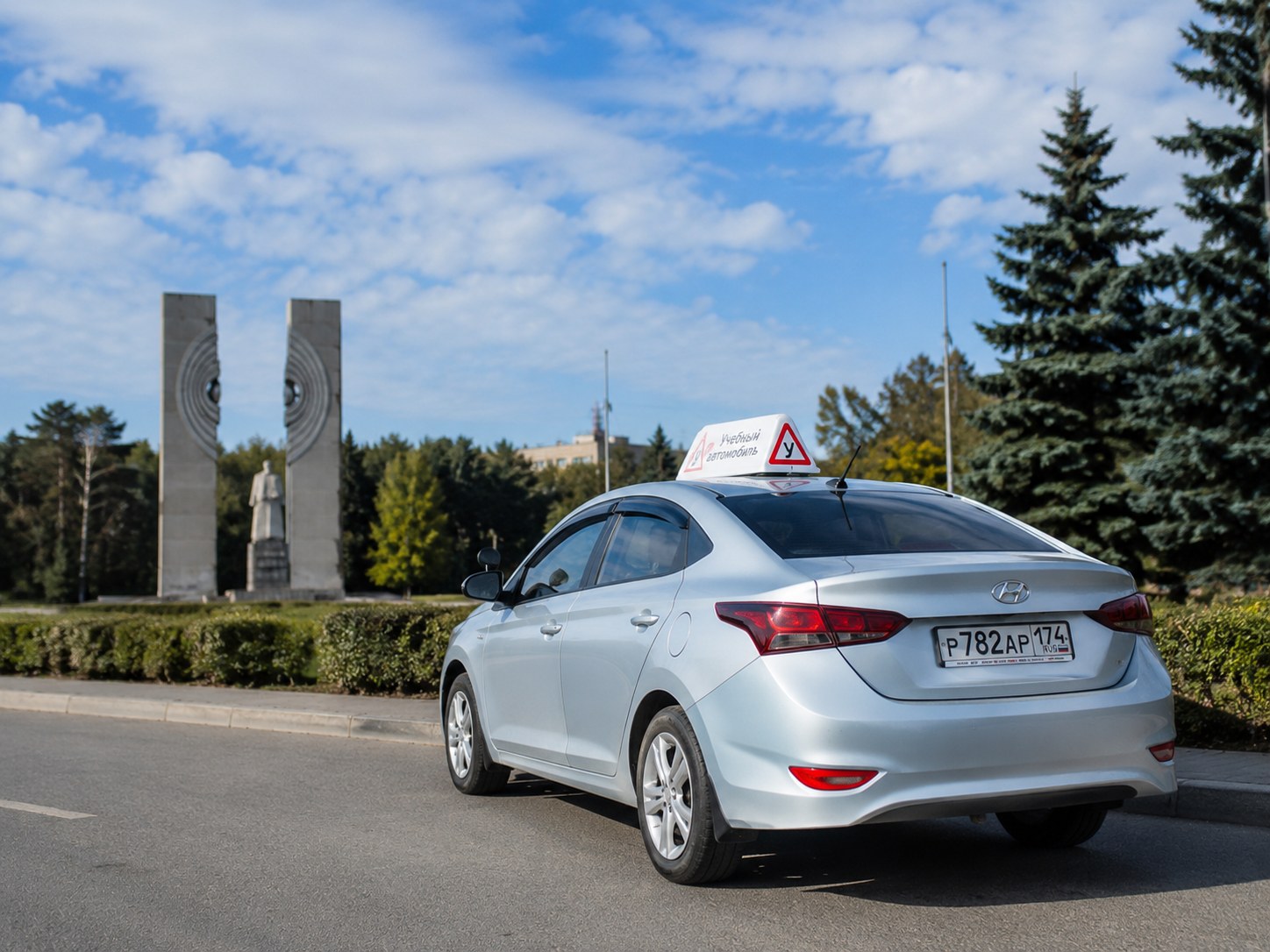 Учебный автомобиль АУК у памятника